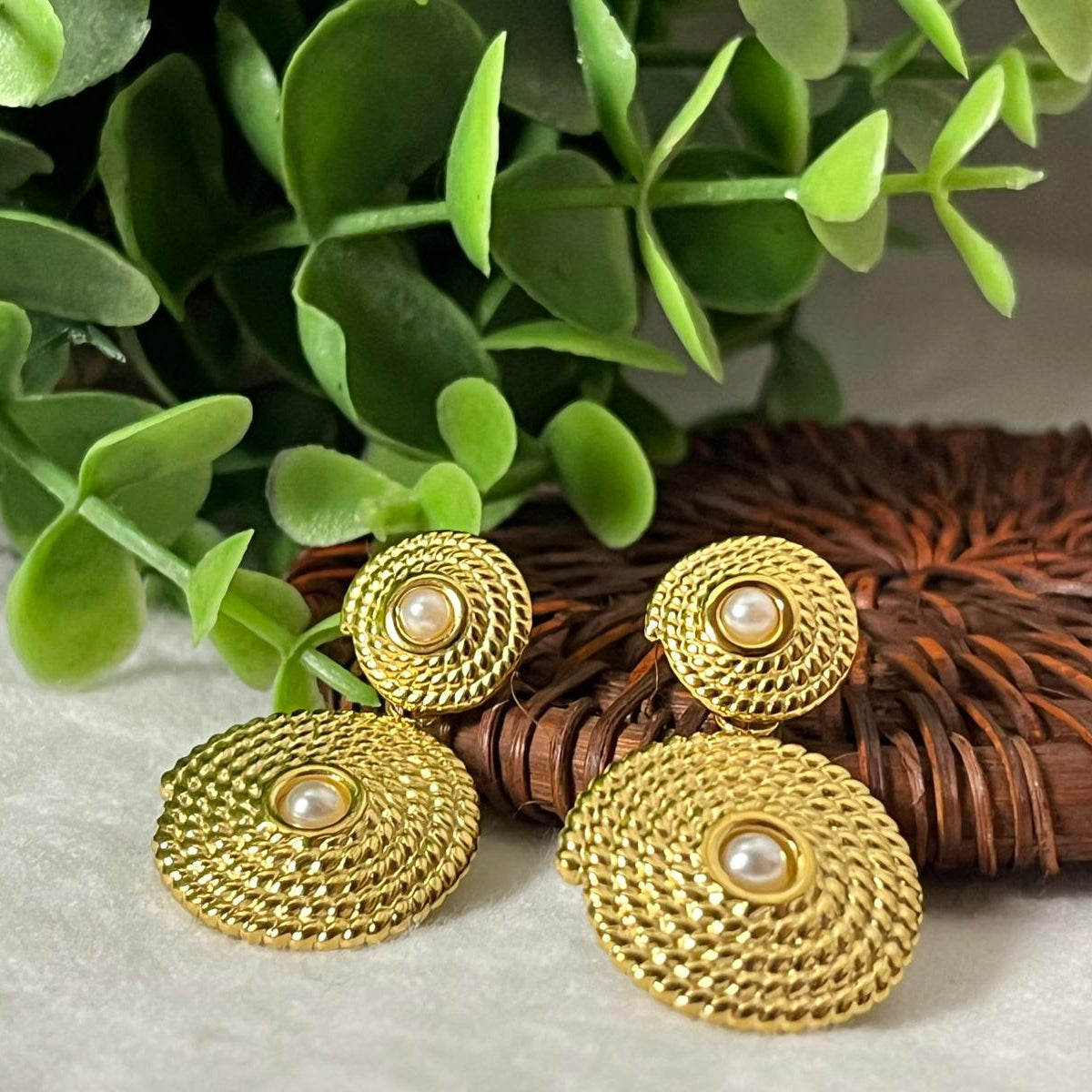 Aretes Stud con Perlas Blancas