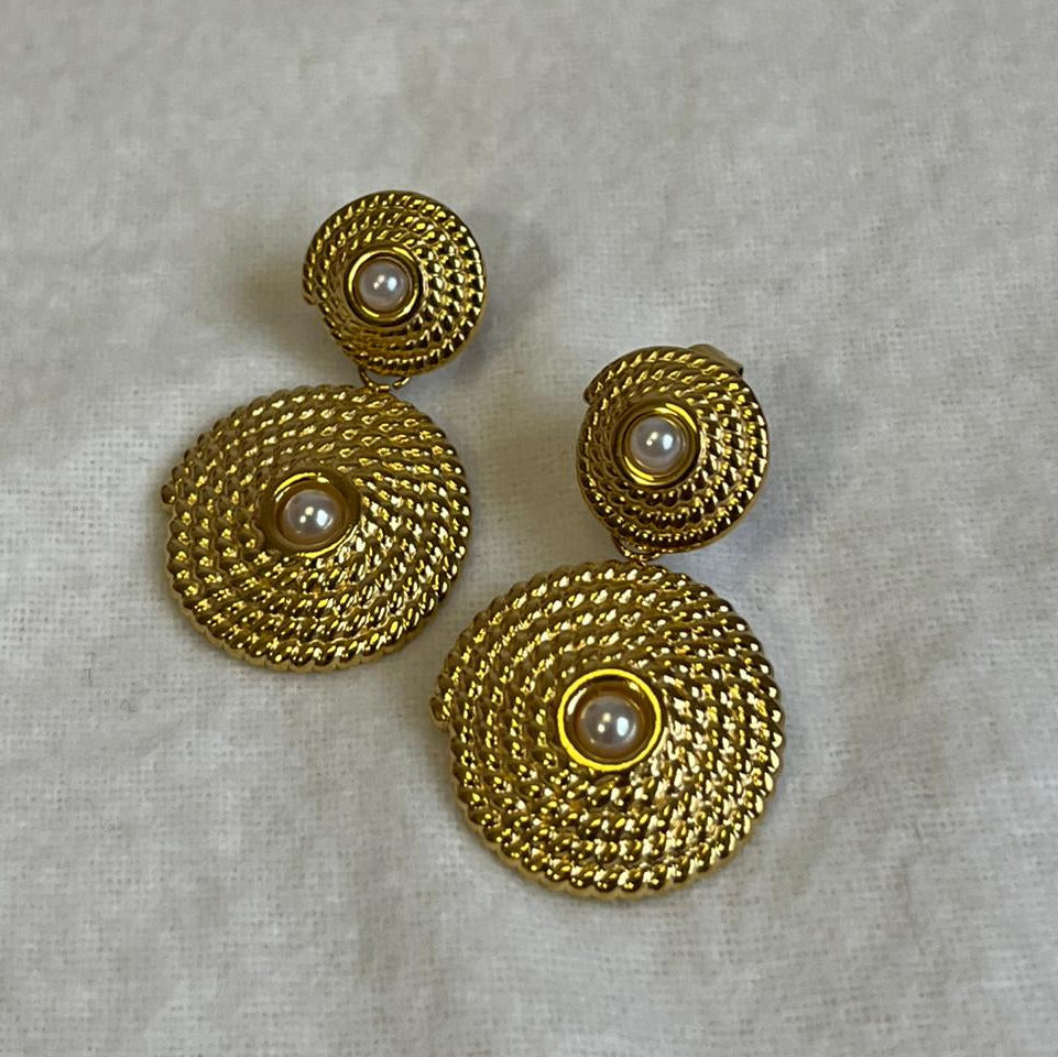 Aretes Stud con Perlas Blancas